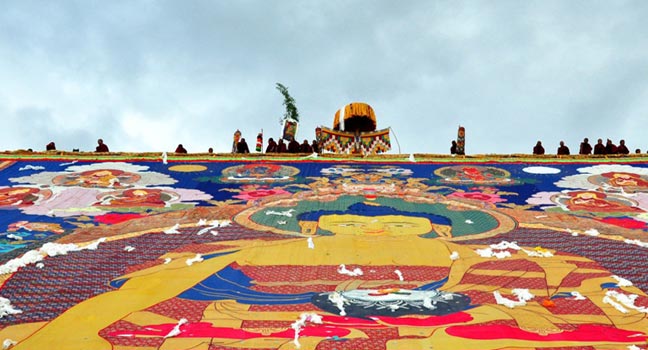 Revealing the giant thangka